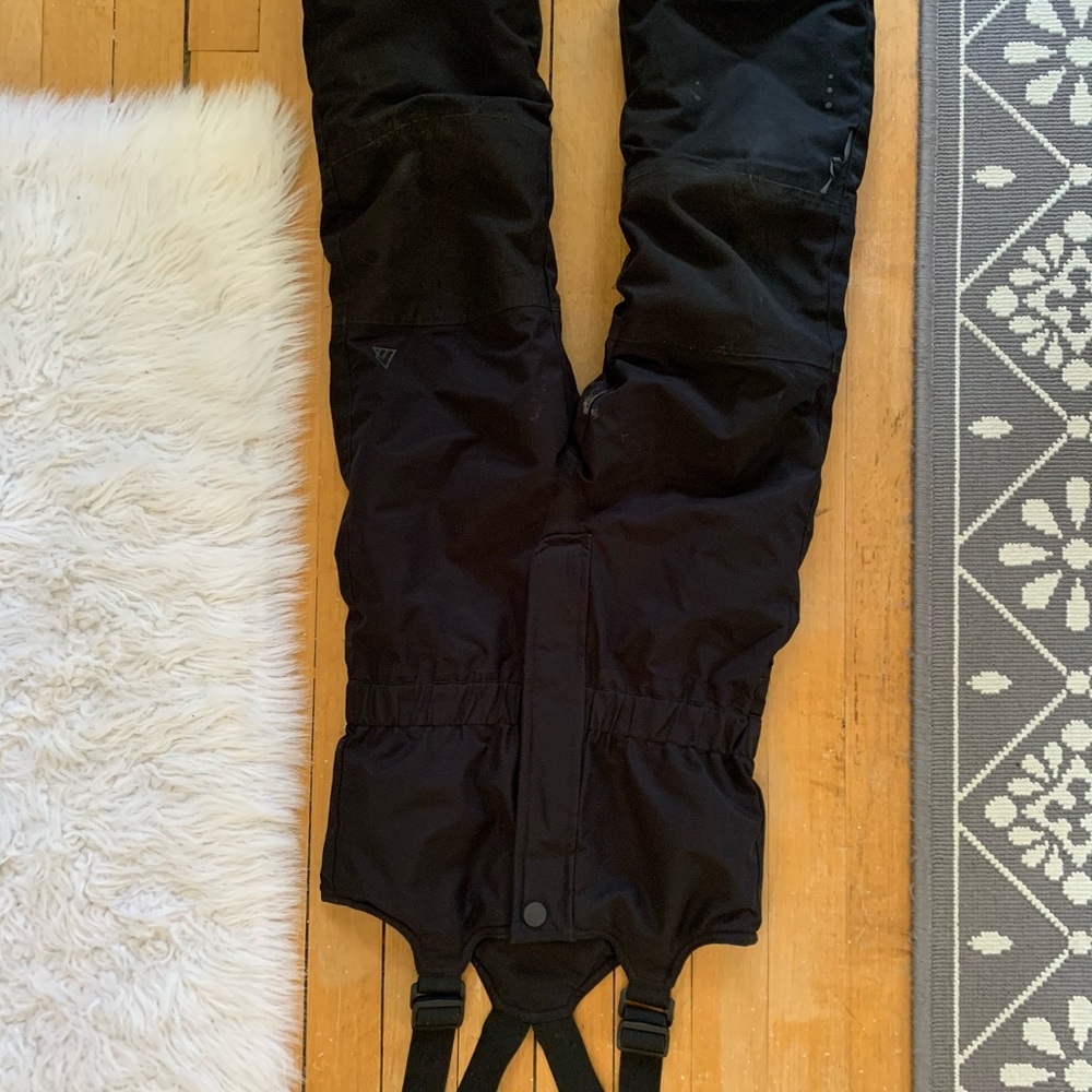 Black ripzone size 8k full bib snowpants